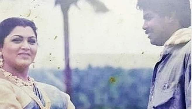 என் கண்களைப் பார்த்தால் இப்போதும் வெட்கப்படுகிறேன். காதல் பொங்கும் குஷ்பு!