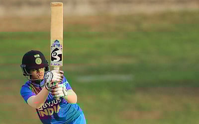 டி20 உலகக் கோப்பை: 4 சிக்ஸர்கள் அடித்து அசத்திய 16 வயது இந்திய வீராங்கனை!