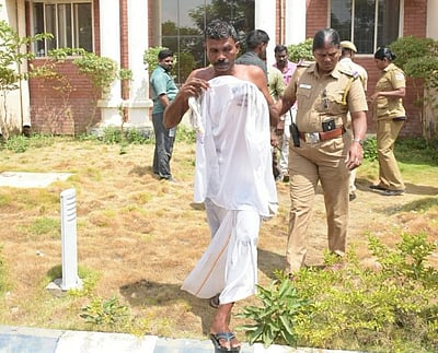 தஞ்சாவூர் ஆட்சியர் முன் தீக்குளிக்க முயன்ற விவசாயி