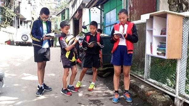 இணையத்தில் வைரலாகும் சாலையோர குட்டி நூலகம்