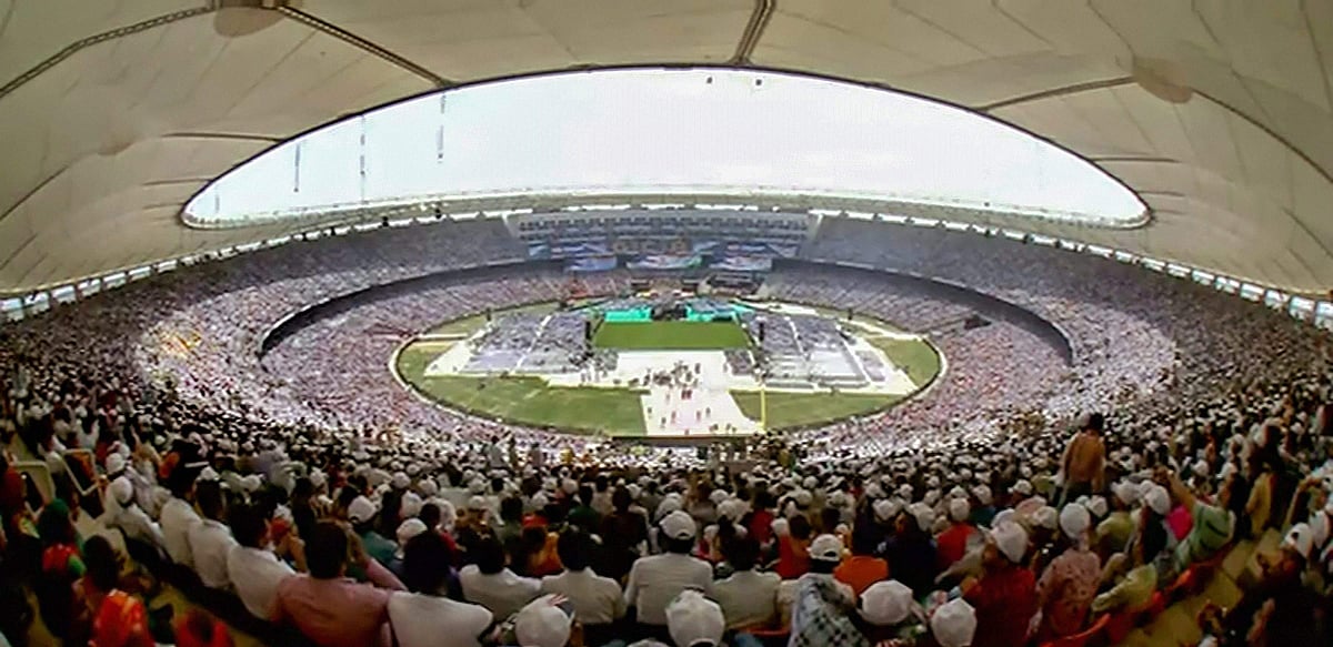 இந்தியாவின் புதிய பெருமை: டிரம்ப்பால் சர்வதேசக் கவனம் பெற்றுள்ள உலகின் மிகப்பெரிய கிரிக்கெட் மைதானம்!