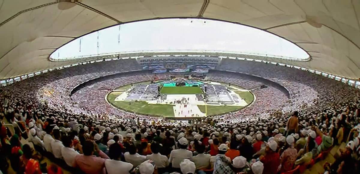 இந்தியாவின் புதிய பெருமை: டிரம்ப்பால் சர்வதேசக் கவனம் பெற்றுள்ள உலகின் மிகப்பெரிய கிரிக்கெட் மைதானம்!