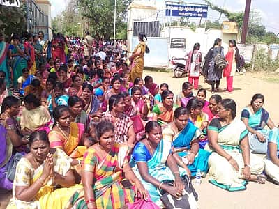 127 தற்காலிக பேராசிரியர்கள் பணி நீக்கம்: ஒரத்தநாடு அரசு கல்லூரியில் தர்னா