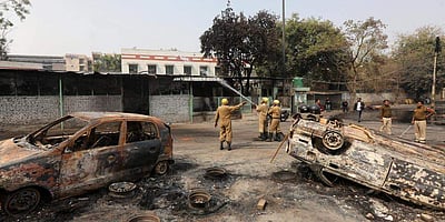 தில்லி வன்முறை: செல்போன் செயலி மூலம் வாகனங்களைக் குறிவைத்துத் தாக்கிய சமூக விரோதிகள்