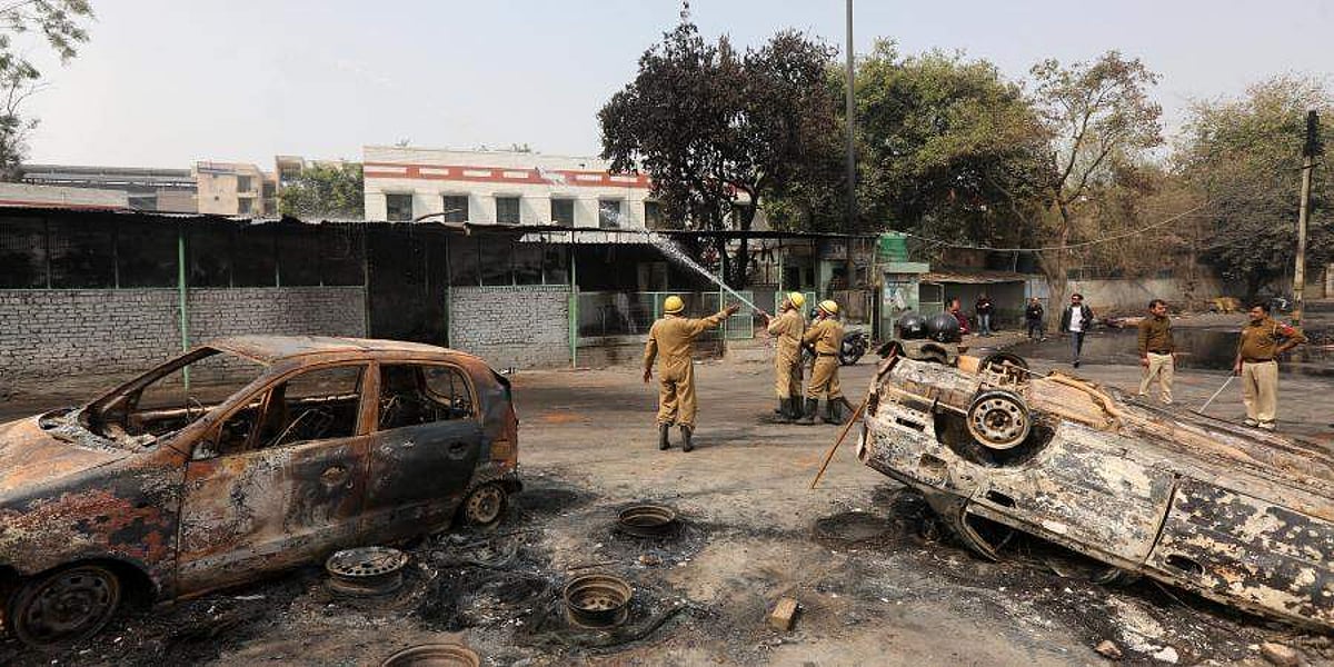 தில்லி வன்முறை: செல்போன் செயலி மூலம் வாகனங்களைக் குறிவைத்துத் தாக்கிய சமூக விரோதிகள்