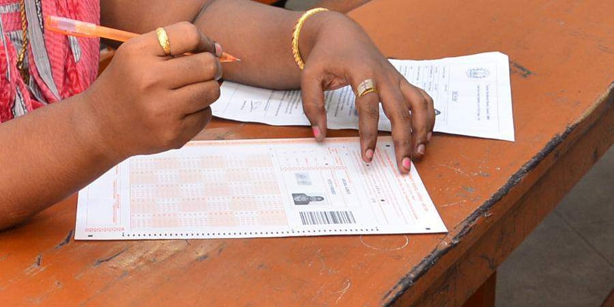 பரீட்சைக்கு நுழைவுச் சீட்டை மறந்த மாணவி: 5 கி.மீ. சென்று எடுத்து வந்த காவலர்