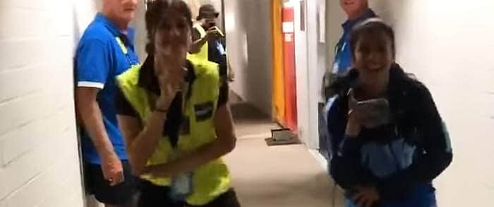 பாதுகாவலருடன் நடனமாடிய இந்திய இளம் வீராங்கனை: அள்ளும் பாராட்டுகள்! (விடியோ)