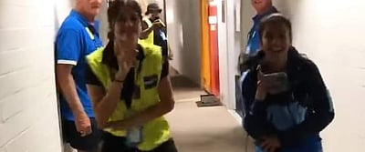 பாதுகாவலருடன் நடனமாடிய இந்திய இளம் வீராங்கனை: அள்ளும் பாராட்டுகள்! (விடியோ)