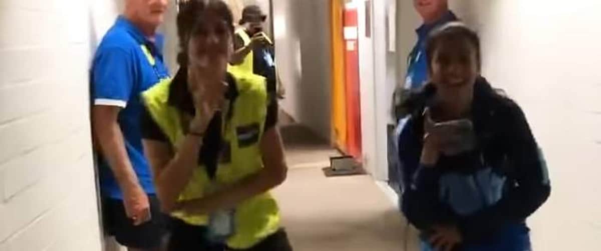 பாதுகாவலருடன் நடனமாடிய இந்திய இளம் வீராங்கனை: அள்ளும் பாராட்டுகள்! (விடியோ)