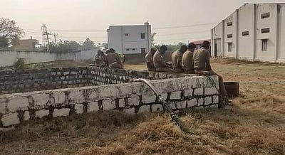 மேட்டூர் அருகே பணிச்சுமை மற்றும் மன உளைச்சலால் தொழிலாளி கிணற்றில் விழுந்து சாவு