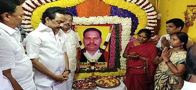 மறைந்த வாலாஜாப்பேட்டை முன்னாள் நகர செயலாளர் குடும்பத்தினருக்கு மு.க.ஸ்டாலின் ஆறுதல்