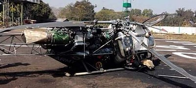 காஷ்மீரில் இந்திய ராணுவ ஹெலிகாப்டர் கீழே விழுந்து விபத்து: அதிர்ஷ்டவசமாக விமானிகள் உயிர்தப்பினர்