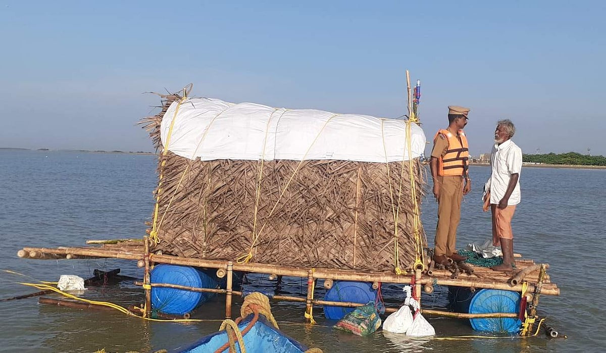 கோடியக்கரை கடலில் மிதவையில் அமர்ந்து தியானம் செய்தவரிடம் போலீசார் விசாரணை!