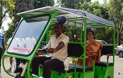 செயலி அடிப்படையிலான பேட்டரி செயலிழப்பு விவகாரம்: தில்லி இ-ரிக்ஷா ஓட்டுநா்கள் அச்சம்