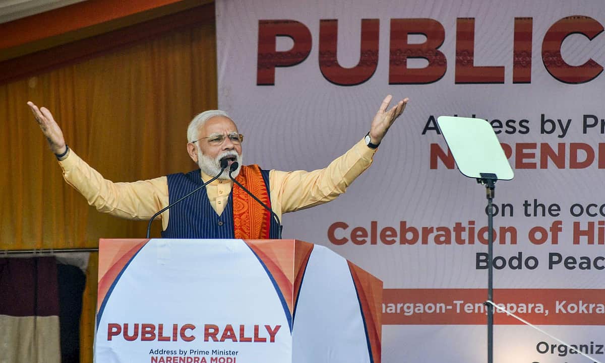 உங்கள் ஆசி இருக்கையில் எந்தத் தடியும் என்னை ஒன்றும் செய்யாது: மேடையில் நெகிழ்ந்த மோடி