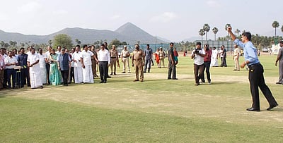 டிராவிட் பந்துவீச, முதல்வர் பேட்டிங் செய்து அசத்தல்!