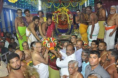 சமயபுரம் மாரியம்மனுக்கு சீா்வரிசை அளித்த அரங்கநாதா்