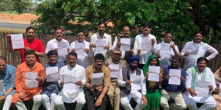 மத்தியப் பிரதேசத்தில் காங்கிரஸ் எம்எல்ஏக்கள் 19 பேர் பதவி விலகல்: கமல்நாத் அரசுக்கு சிக்கல்