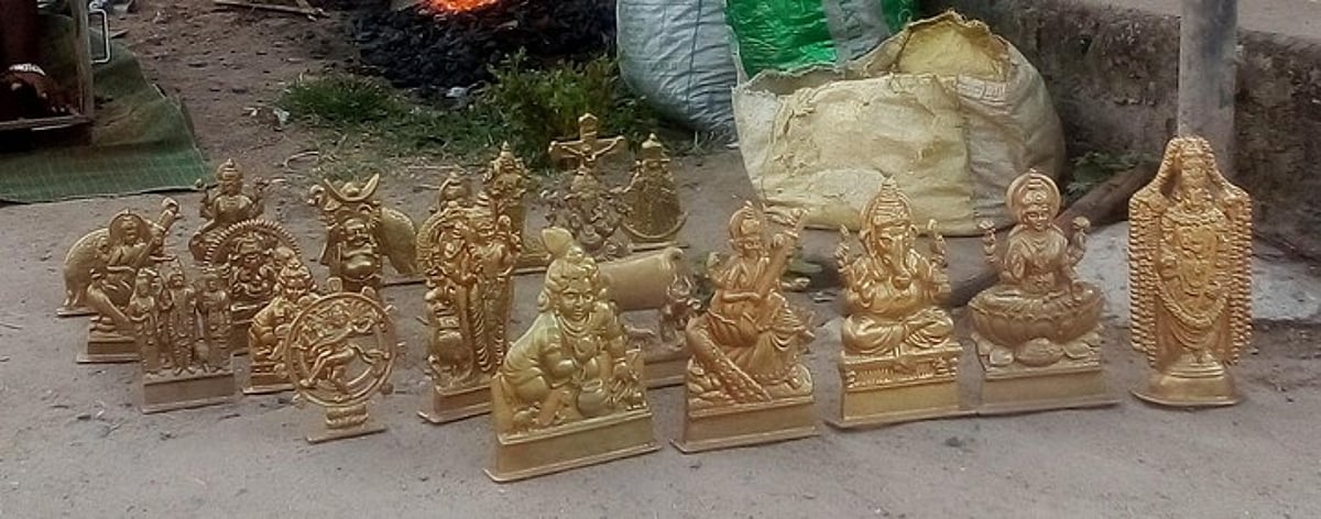 சுவாமி சிலைகளை வடிக்கும் இஸ்லாமியத் தொழிலாளா்கள்!