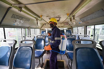 பஸ்களில் கிருமி நாசினி தெளிக்கும் பணி தீவிரம்