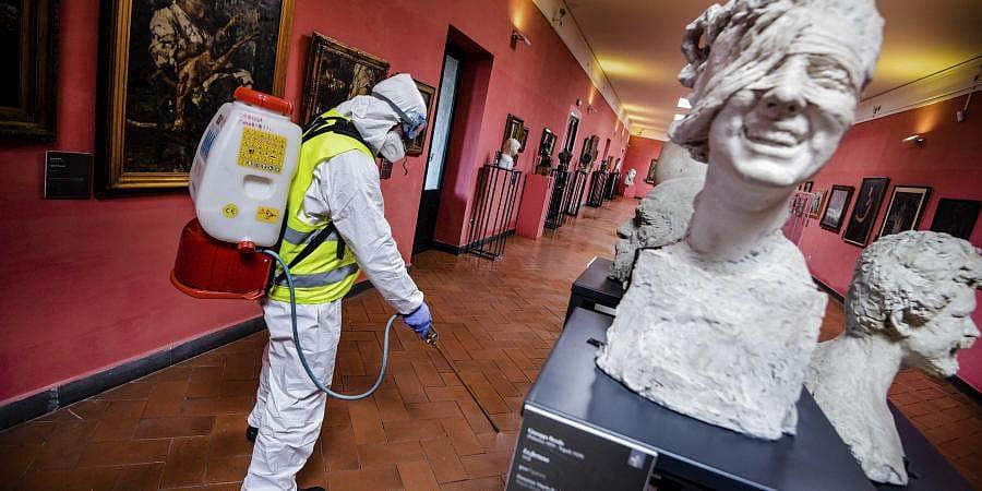 கரோனா: இத்தாலியில் 2 நாட்களாக கணவரின் உடலுடன் தவிக்கும் பெண்