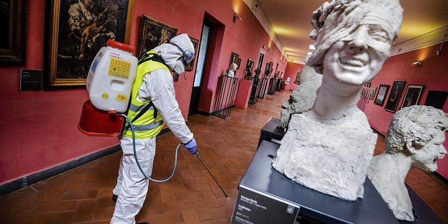 கரோனா: இத்தாலியில் 2 நாட்களாக கணவரின் உடலுடன் தவிக்கும் பெண்