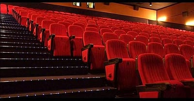 தமிழ்நாட்டில் எப்போது?: கரோனா அச்சுறுத்தல் காரணமாக சினிமா திரையரங்குகளை மூடிய எட்டு மாநிலங்கள்!