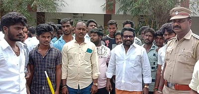 கல்வி நிறுவனத் தலைவர்களின் பிறந்தநாளை அரசு விழாவாகக் கொண்டாட வேண்டும்: கருணாஸ்