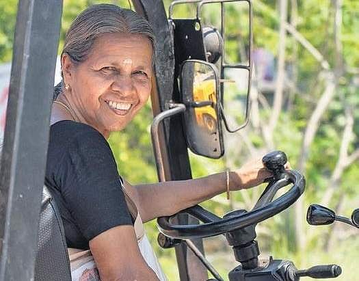 69 வயதில் 20க்கும் மேற்பட்ட கனரக வாகனங்களை இயக்கும் சாதனைப் பெண்மணி!