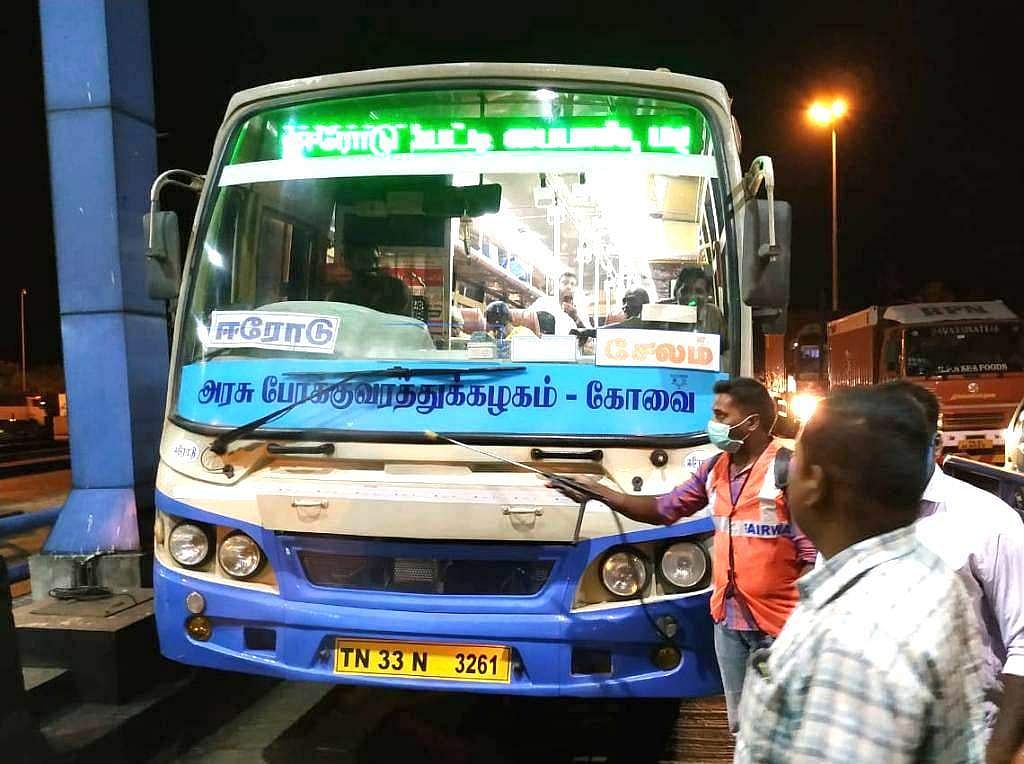 சங்ககிரி சுங்கச்சாவடியில் அனைத்து வாகனங்களுக்கும்  மருந்து தெளிப்பு