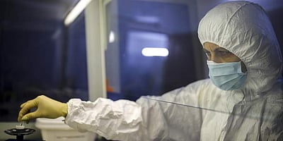 முகக் கவசம், கையுறை மற்றும் சானிடைசர் அத்தியாவசியப் பொருள்களாக அறிவிப்பு