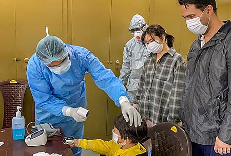 கரோனாவால் வீழ்த்த முடியாத மனிதநேயம்: மனதைத் தொடும் சீன உணவகங்கள்