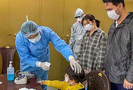 கரோனாவால் வீழ்த்த முடியாத மனிதநேயம்: மனதைத் தொடும் சீன உணவகங்கள்