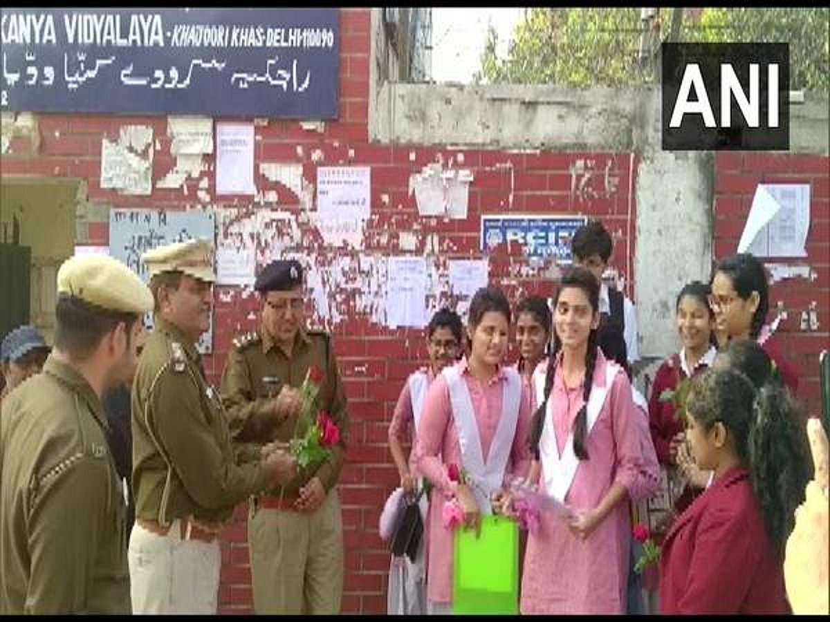 வடகிழக்கு தில்லியில் தேர்வு எழுத வந்த மாணவர்களை பூக்கள் கொடுத்து வரவேற்ற காவல்துறையினர்!