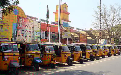 சென்னையைத் தவிர்த்து பிற மாவட்டங்களில் ஆட்டோ, ரிக்‏ஷாக்களை இயக்க அனுமதி: தமிழக அரசு