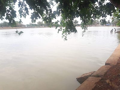 வறட்சியிலும் வற்றாத குளம்: 100 நாள் பணியாளர்களின் சாதனை