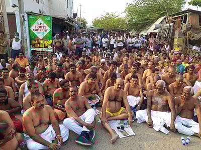 திருப்பூர் காய்கறி மார்க்கெட் இடிக்கப்படுவதை கண்டித்து திமுக முன்னாள் மேயர் தலைமையில் அரை நிர்வாண போராட்டம்