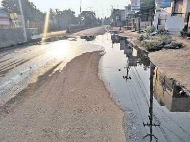 சாலையில் ஓடும் கழிவுநீர்