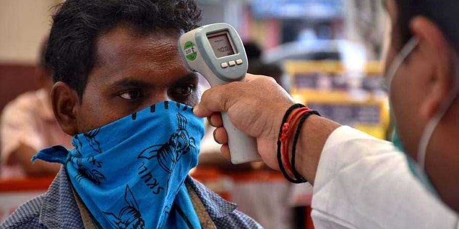 விமான நிலைய பரிசோதனையில் சிக்காமல் இருக்க மக்கள் செய்யும் மோசடி