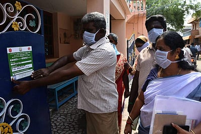 திருச்சி மாவட்டத்தில் தனிமைப்படுத்தப்பட்டோர் வீடுகளில் சுகாதாரத்துறை அறிவிப்பு நோட்டீஸ்