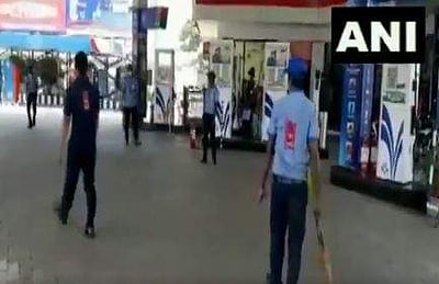 கிரிக்கெட் விளையாடும் பெட்ரோல் பங்க் ஊழியர்கள்; வைரல் விடியோ