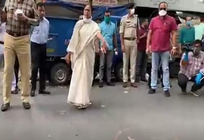 காய்கறி சந்தைக்கு சென்று ஆய்வு செய்த மம்தா பானர்ஜி