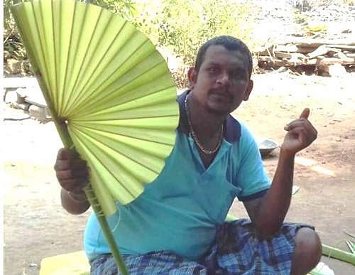 ஊரடங்கில் உருப்படியான வேலை: பனையோலை விசிறி தயாரிக்கும் பி.இ. பட்டதாரி!