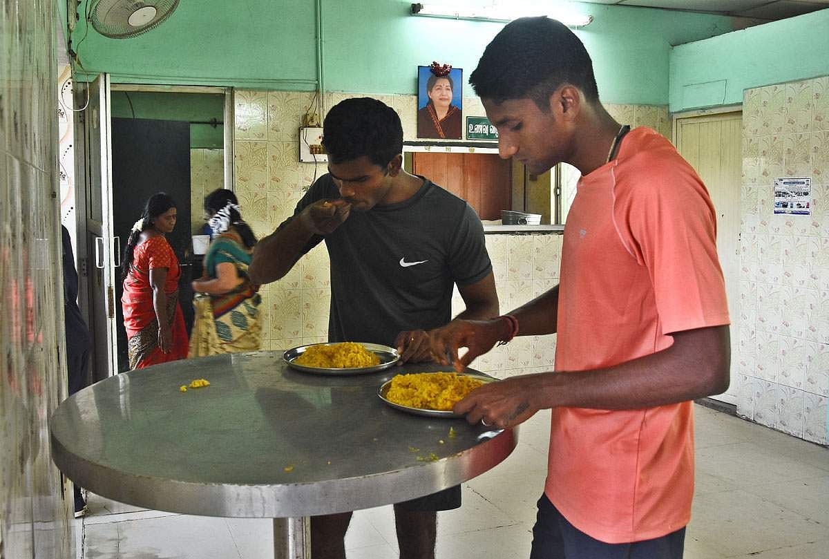 உ.பி.யில் ஒரு லட்சம் பேருக்கு உணவு சமைக்கும் சமுதாயக் கூடங்கள் துவக்கம்