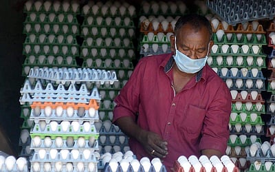 வியாபாரத்துக்கு காத்திருக்கும் கடைக்காரர்