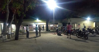 போடியில் வீட்டில் தனிமைப்படுத்தப்பட்ட இளைஞர் வெறிச்செயல்: மூதாட்டியின் கழுத்தை கடித்ததால் பரபரப்பு