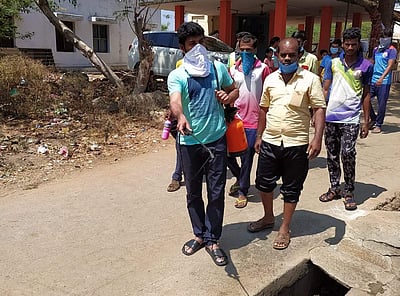 மணப்பாறை அருகே தனது சொந்த கிராமத்தில் தூய்மைப் பணியில் ஈடுபட்ட நடிகர் விமல்