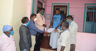 ரேஷன் பொருட்களை வீடுகளில் சேர்க்க குழுக்கள் அமைப்பு