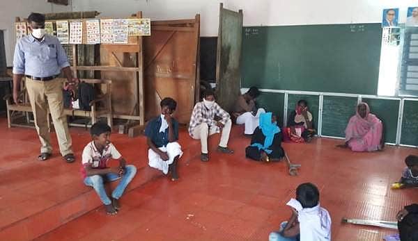 கடையநல்லூரில் சுற்றித்திரிந்த 15 ஆதரவற்றவர்கள் அரசுப் பள்ளியில் தங்க வைப்பு