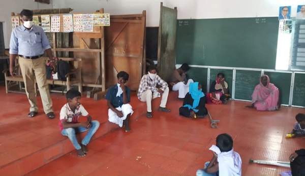 கடையநல்லூரில் சுற்றித்திரிந்த 15 ஆதரவற்றவர்கள் அரசுப் பள்ளியில் தங்க வைப்பு